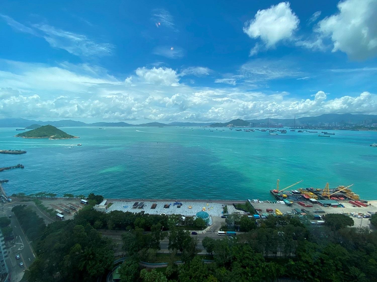 主人房正面面向西環海傍,海天一色景致,非常開揚吸引。