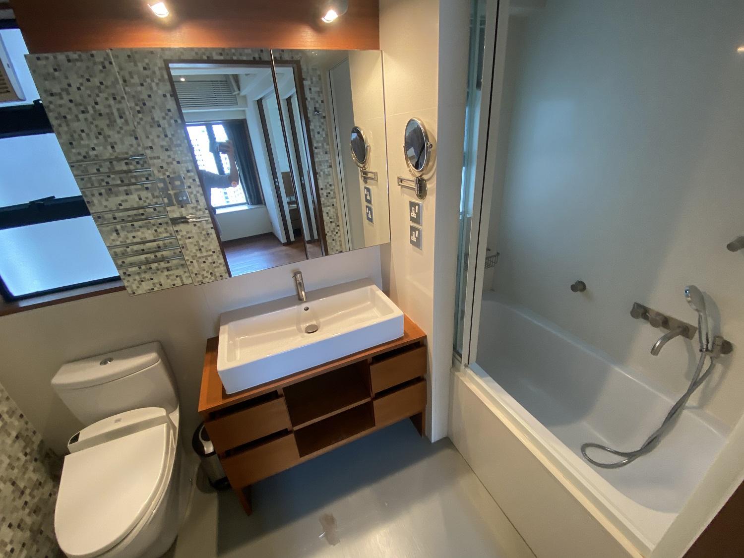 闊大的浴室,裝修企理時尚。