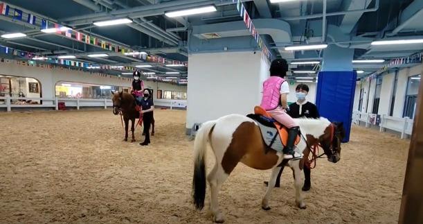 壹方天地是深圳最大的商場,而位於壹方天地E區,就有騎樂馬術Joy Pony的新分店,設施環境都適合小朋友一嘗騎馬的滋味。(Elsa & Oceana @youtube)
