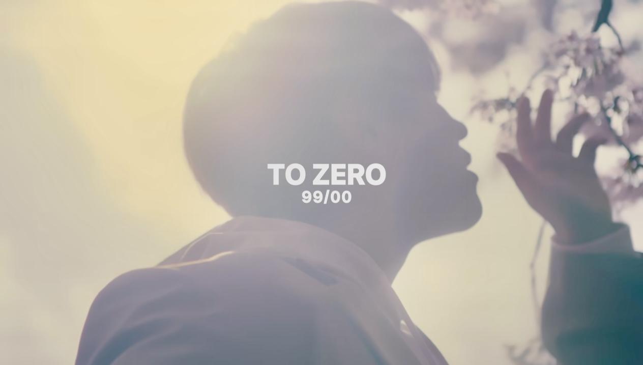 姜濤在在陽光照射下展現半邊臉,鏡頭唯美。