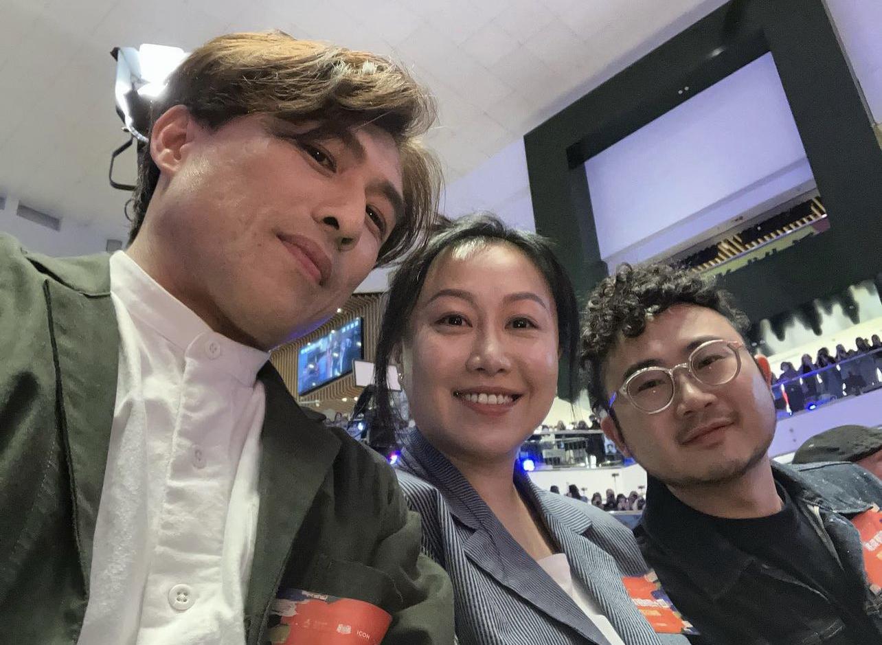 演藝學院畢業的張滿源與麥沛東胡麗英是好友。