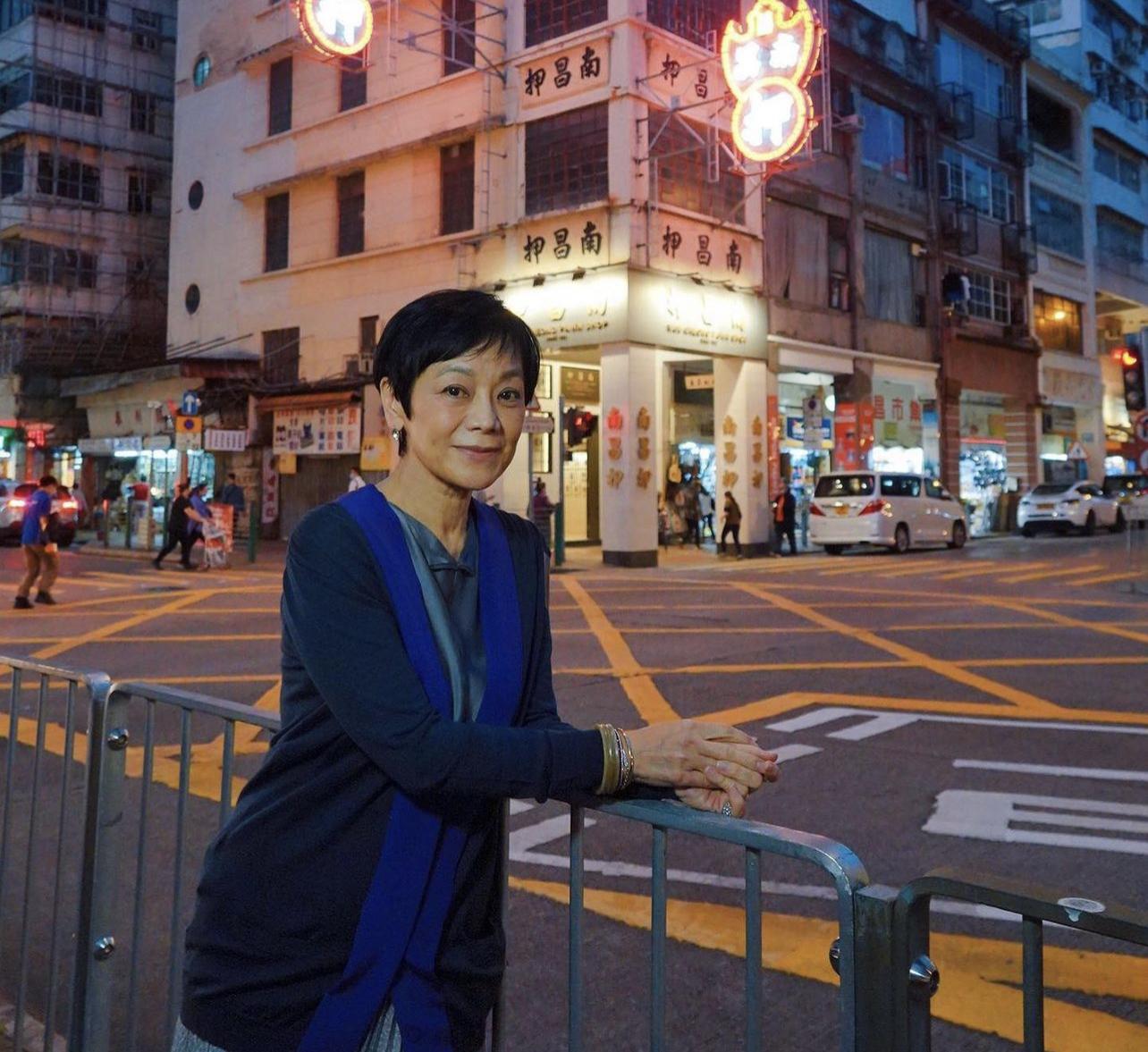 張艾嘉在《燈火闌珊》角色經歷喪夫之痛,竭力守護丈夫遺下霓虹工場。