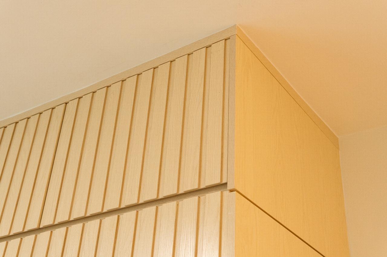 在電視後方造了一組到頂的儲物櫃