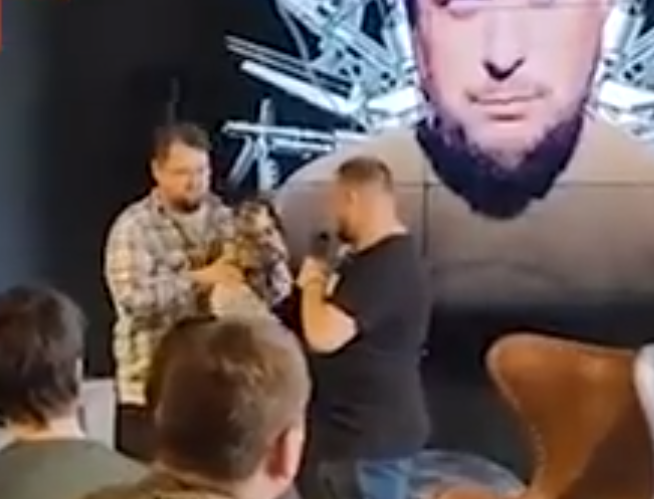 爆炸前Vladlen Tatarsky拿了疑為爆炸品的頭像說笑。(影片截圖)