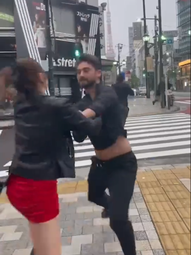 女子最初拉着其中一名男子,而另一人正在逃走。(影片截圖)