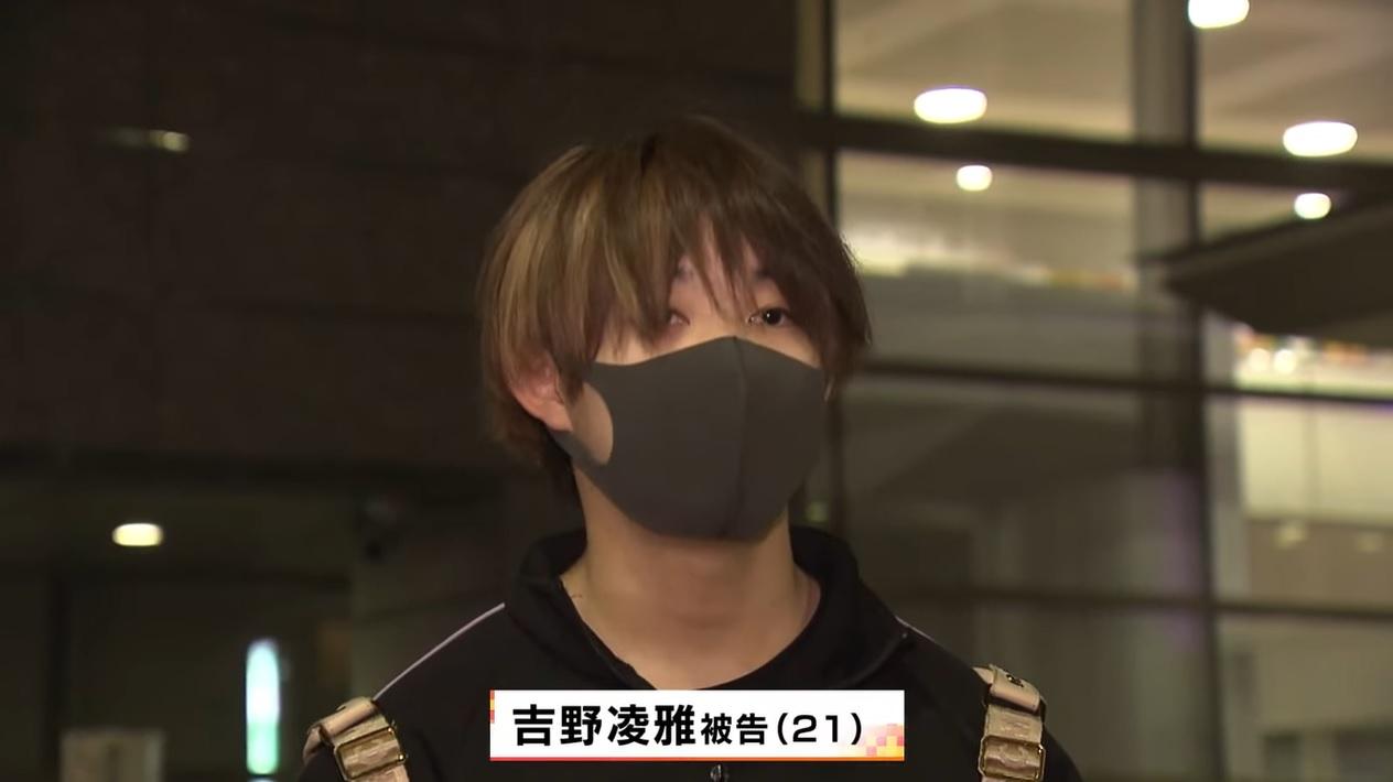 因為在壽司店拍片飲豉油而被捕的少年獲保釋。(影片截圖)