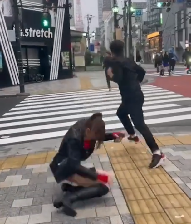 女子被擊中後倒地。(影片截圖)