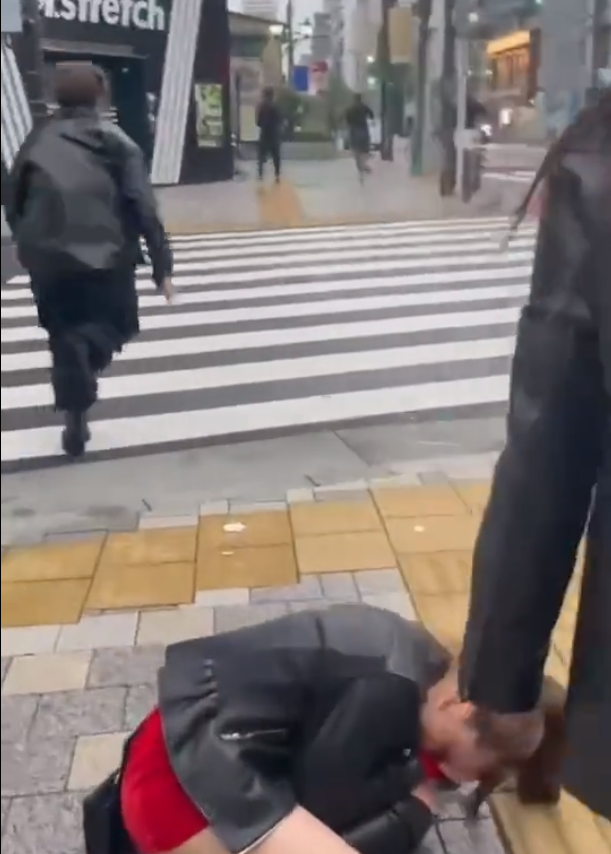 一名路人立即從後追趕。(影片截圖)