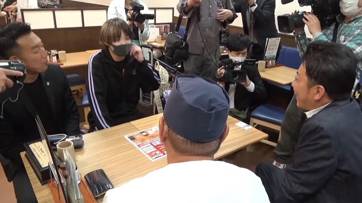 青年在律師陪同下尋找工作。(影片截圖)