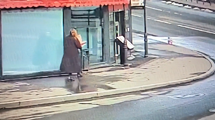 Daria Trepova被指捧着頭像進入咖啡店。(影片截圖)