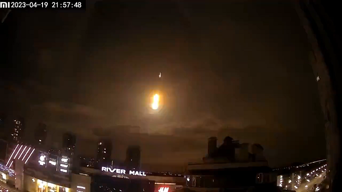 基輔上空周三出現謎一樣的閃光。(影片截圖)