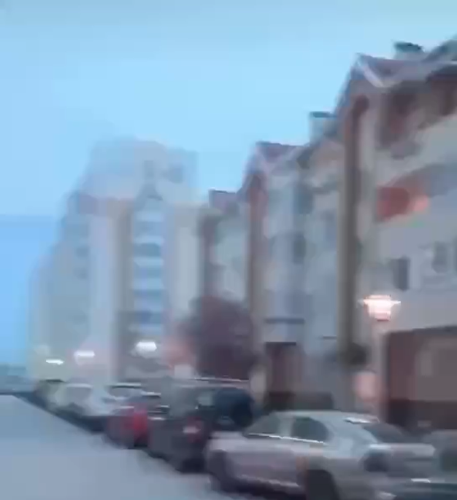 基輔上空周三出現謎一樣的閃光。(影片截圖)