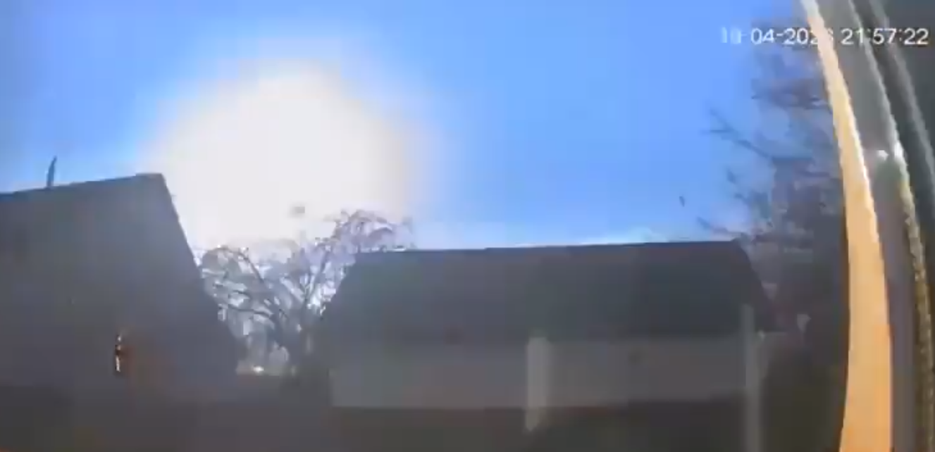 基輔上空周三出現謎一樣的閃光。(影片截圖)