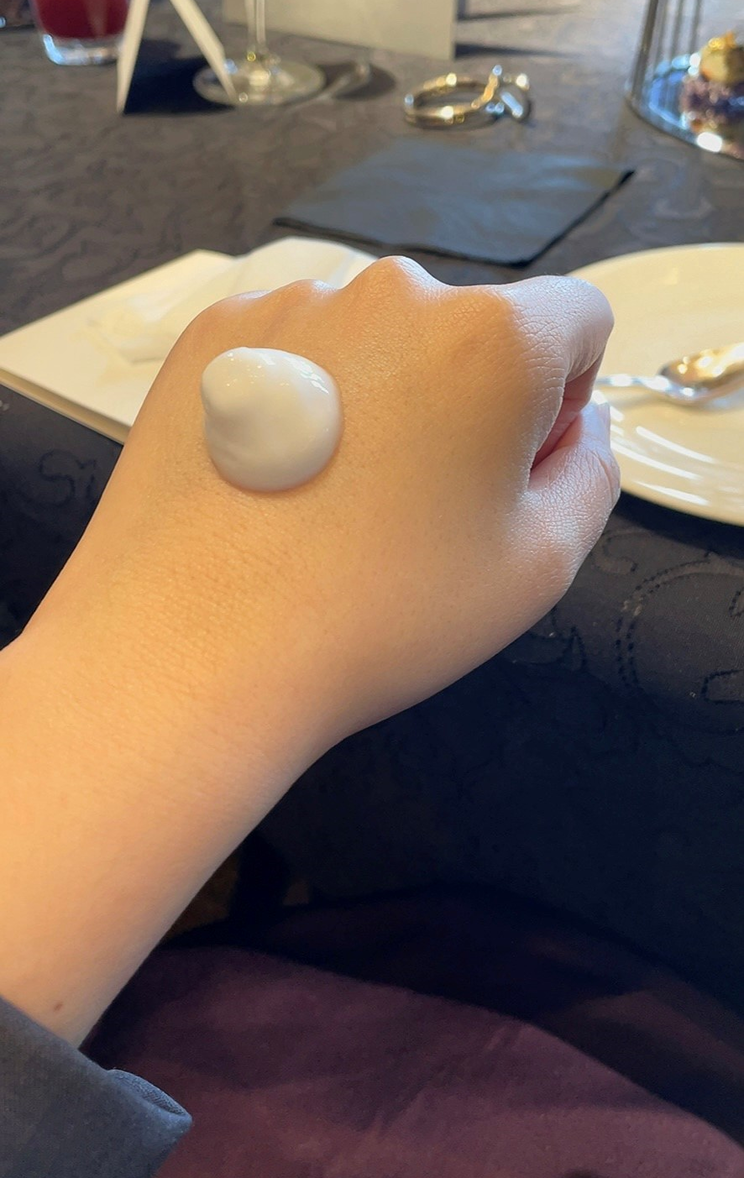 B.A 精華泡沫乳液是獨特的泡沫質地,既可緊緻提拉亦可保濕。