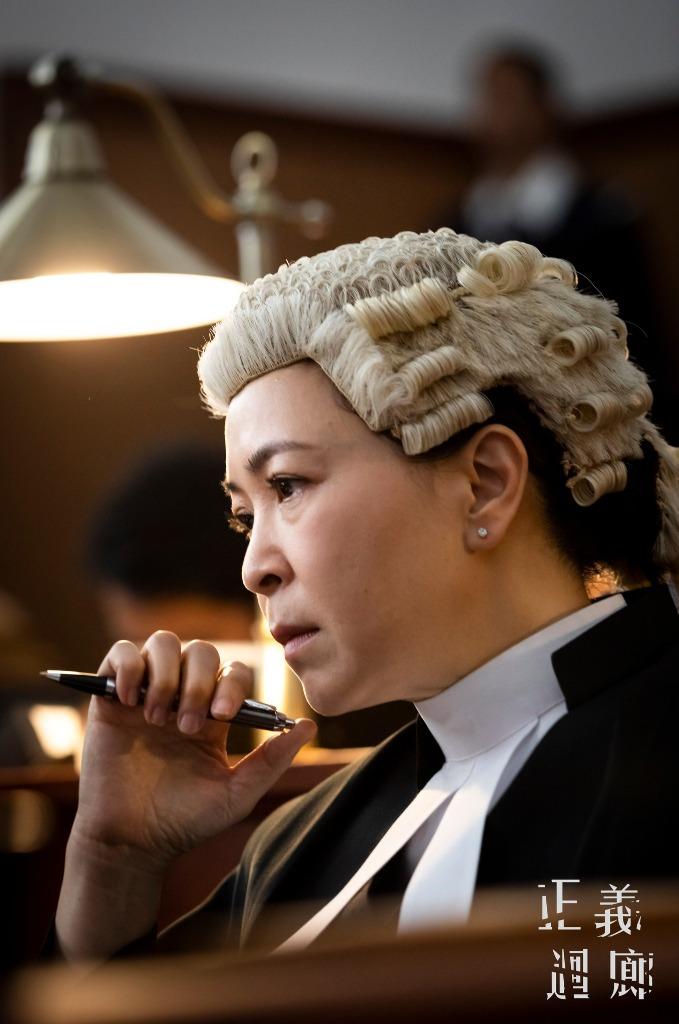 對資深大律師游嘉莉而言,法庭並不是執行公義的地方,而是一個鬥智的競技,她將法庭當作她的舞台,透過種種方式博取大眾和陪審團對唐文奇的同情,幫他脫罪。(圖片來源:官方劇照)