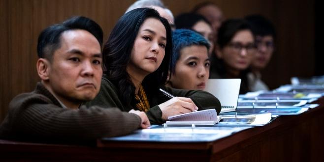 到底甚麼是公義?或許很難在這套138分鐘片長的電影中有結論,但在片中陪審員們的對白卻帶來一點啟蒙。例如家庭主婦葉惠萍(葉蘊儀 飾)指出她們應根據證據本身而投票,而非個人情感。(網上圖片)