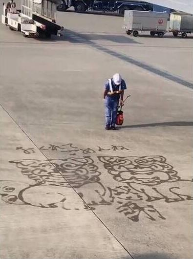 地勤員向乘客鞠躬致歉。(互聯網)
