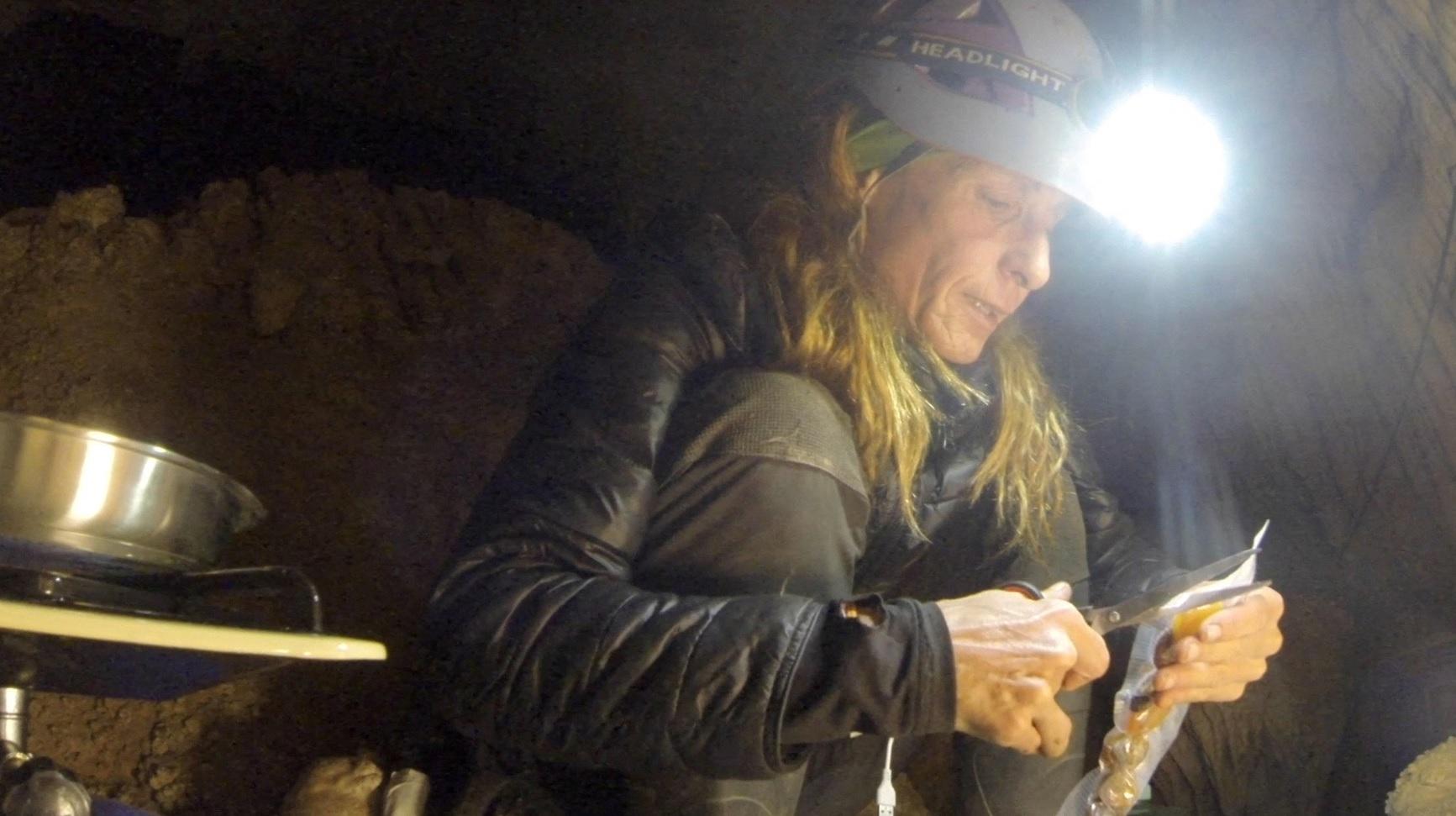 弗拉米尼在洞穴裡煮食。(路透社)