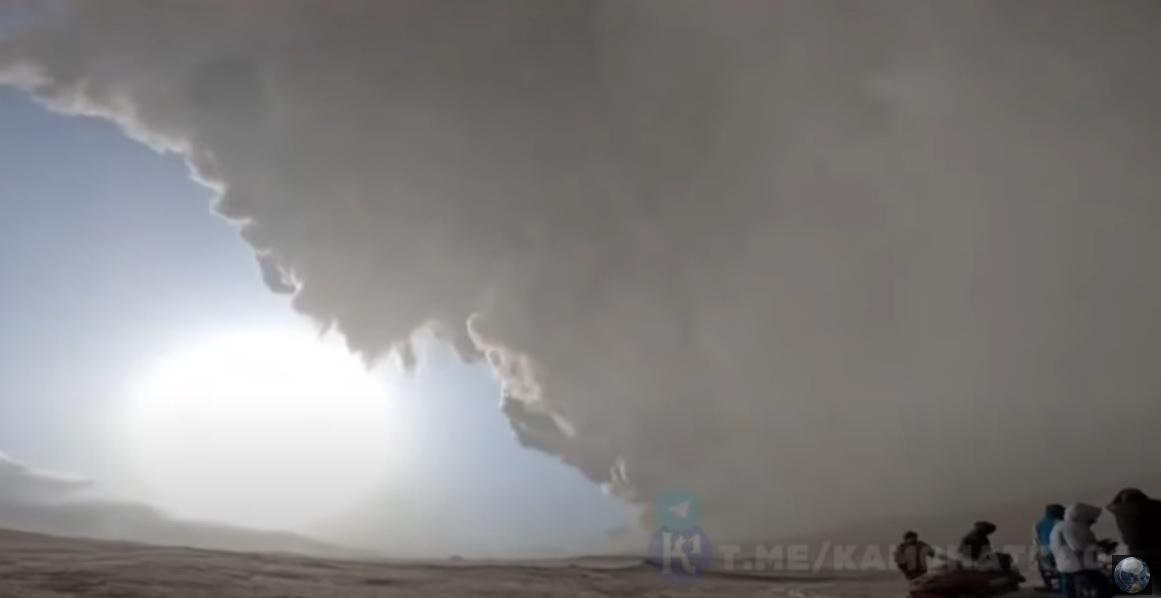 研究團隊遇上別濟米揚內噴發,驚險慌逃。(互聯網)