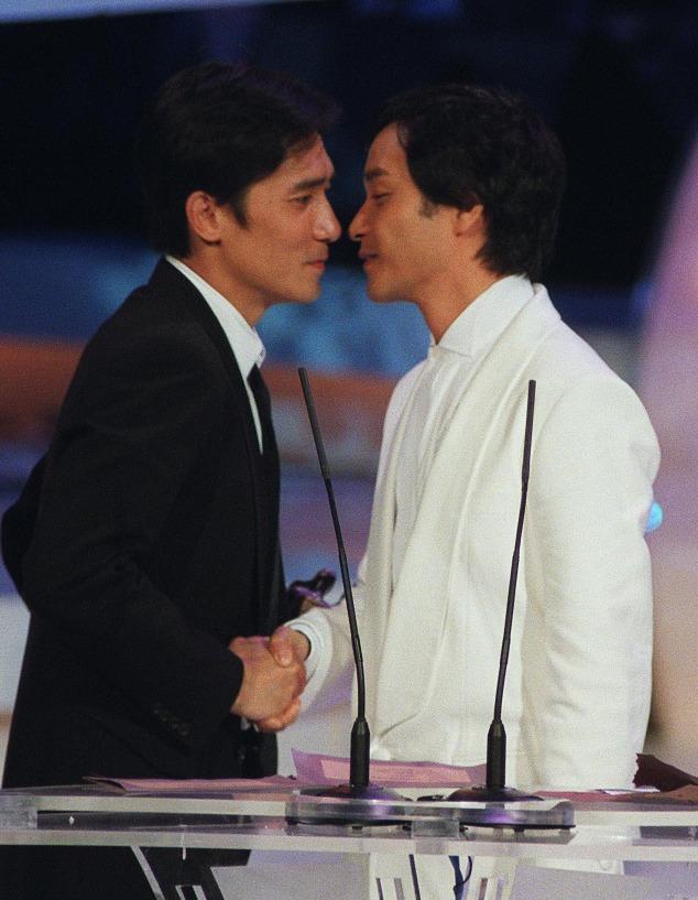 第20屆香港電影金像獎頒獎禮上,頒奬嘉賓張國榮和憑《花樣年華》封影帝的梁朝偉在台上親吻,彷彿回帶到兩人在《春光乍洩》飾演的何寶榮和黎耀輝的故事裏。(圖片來源:視覺中國)