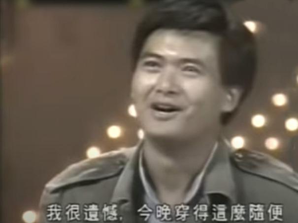 周潤發演活《英雄本色》的Mark哥,更成為第六屆金像影帝,但當年他以為自己是陪跑居多,未有悉心打扮赴會,結果一身街坊Look上台攞獎。(網絡截圖)