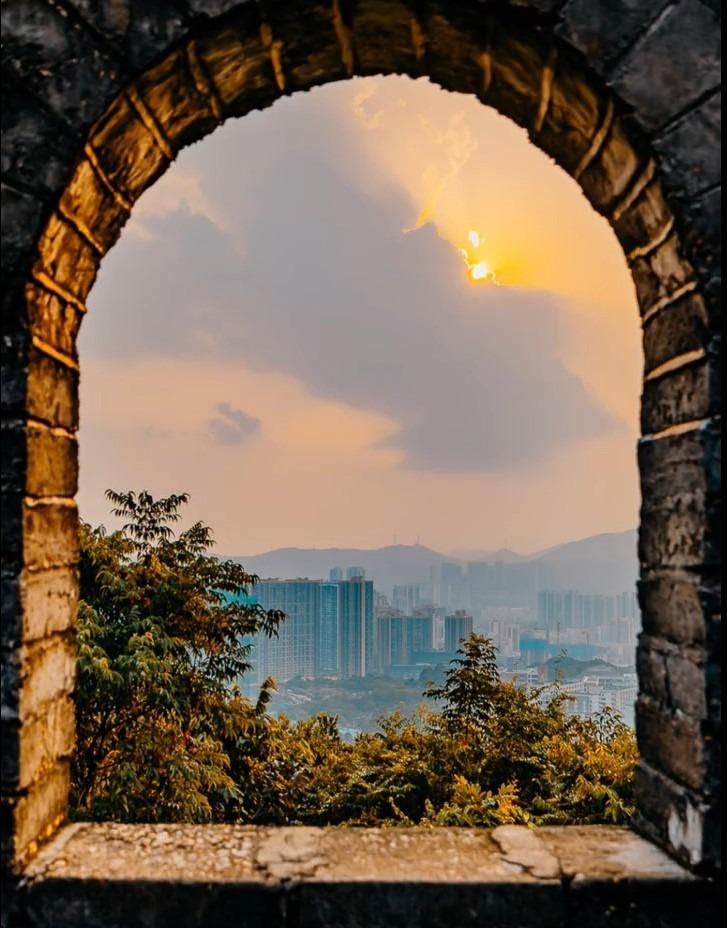 登上小長城烽火台,是看黃昏美景的好地方,吸引不少攝影發燒友打卡。 (ShenzhenLook@微博視頻號)