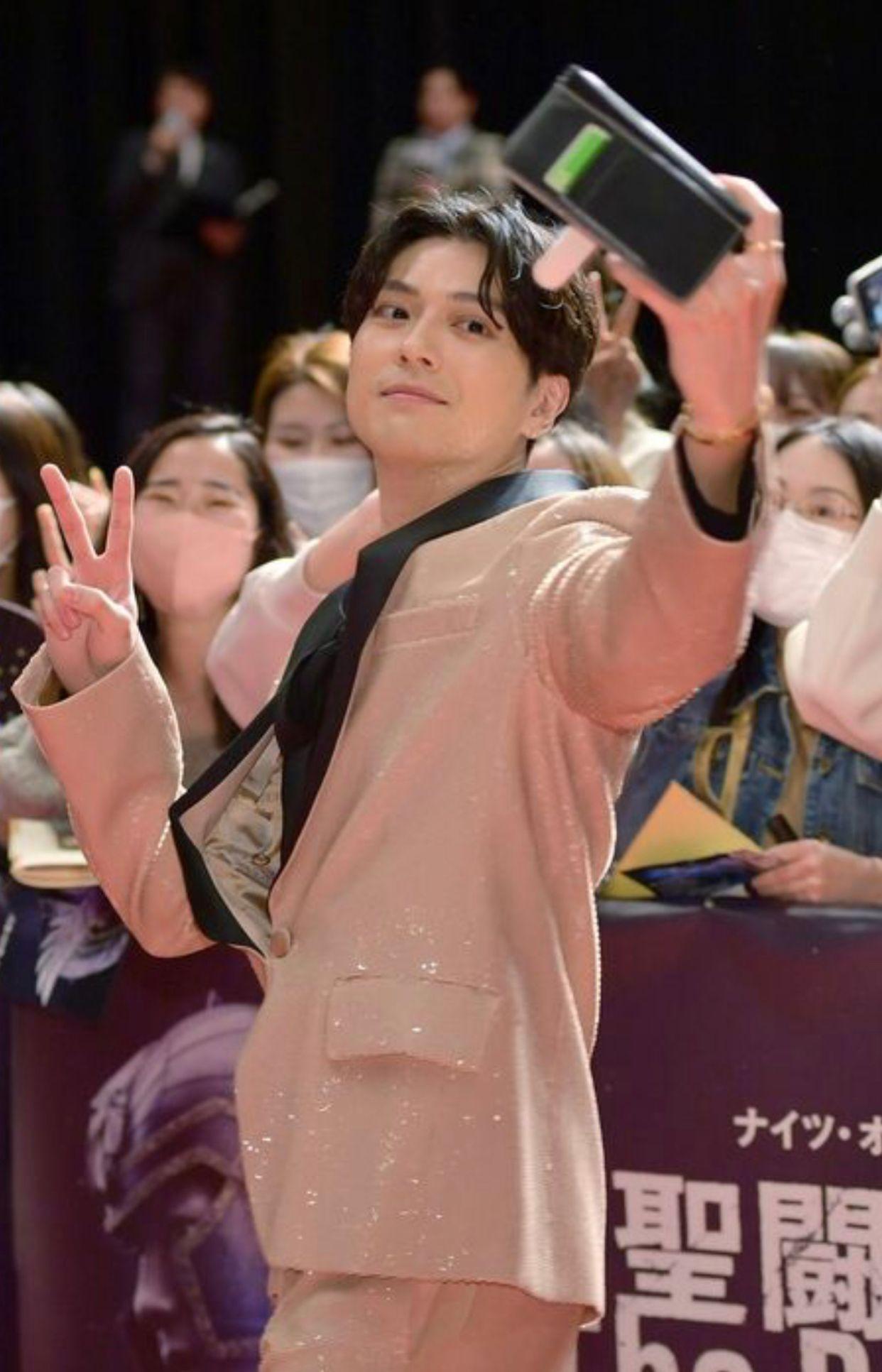 新田真劍佑為《聖鬥士星矢》出席日本首映禮,心情勁靚。