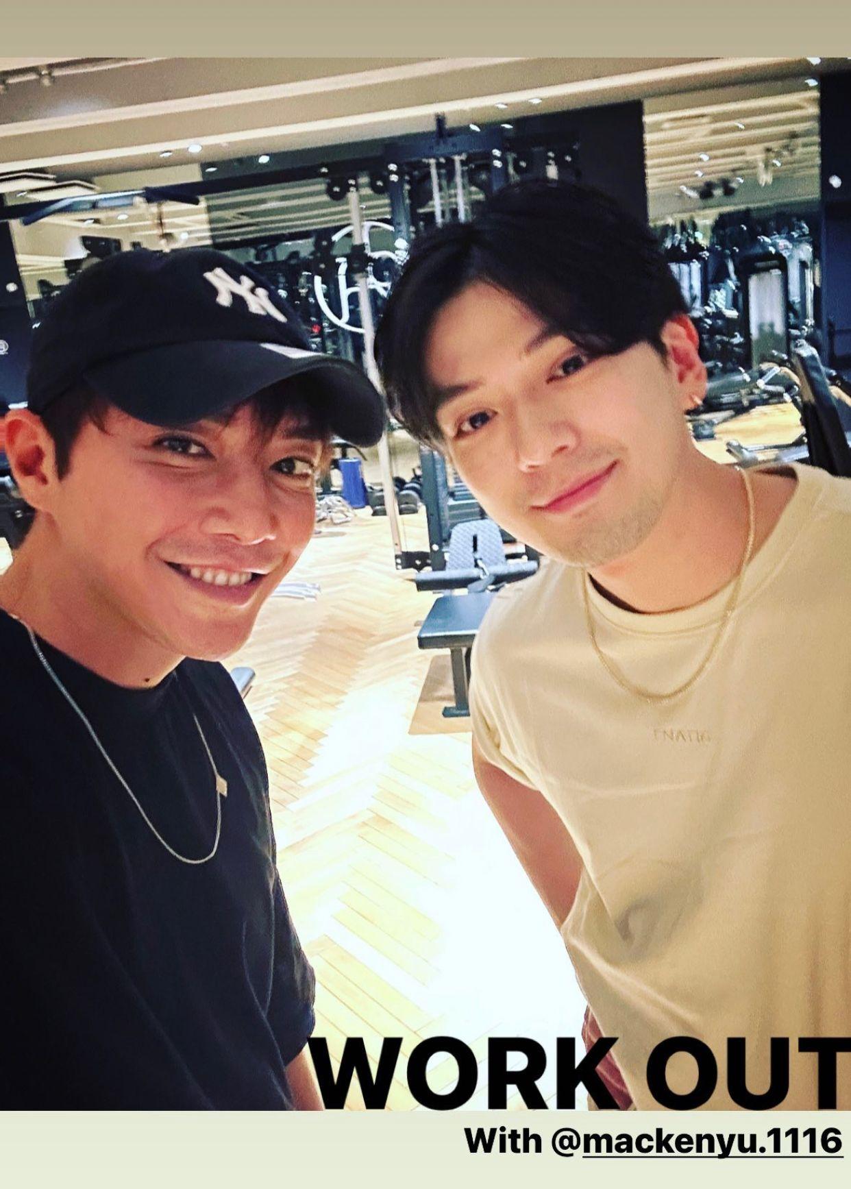 成宮寬貴在健身室遇上新田真劍佑,並公開合照。