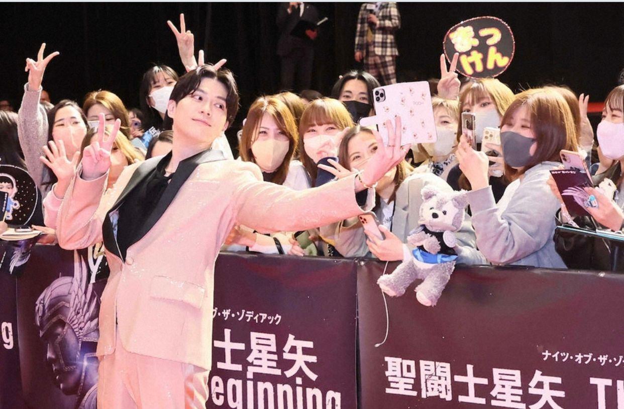 新田真劍佑為《聖鬥士星矢》出席日本首映禮,心情勁靚。