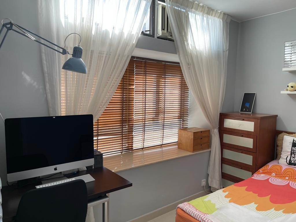 其中一個睡房裝修簡約雅緻,相當實用。