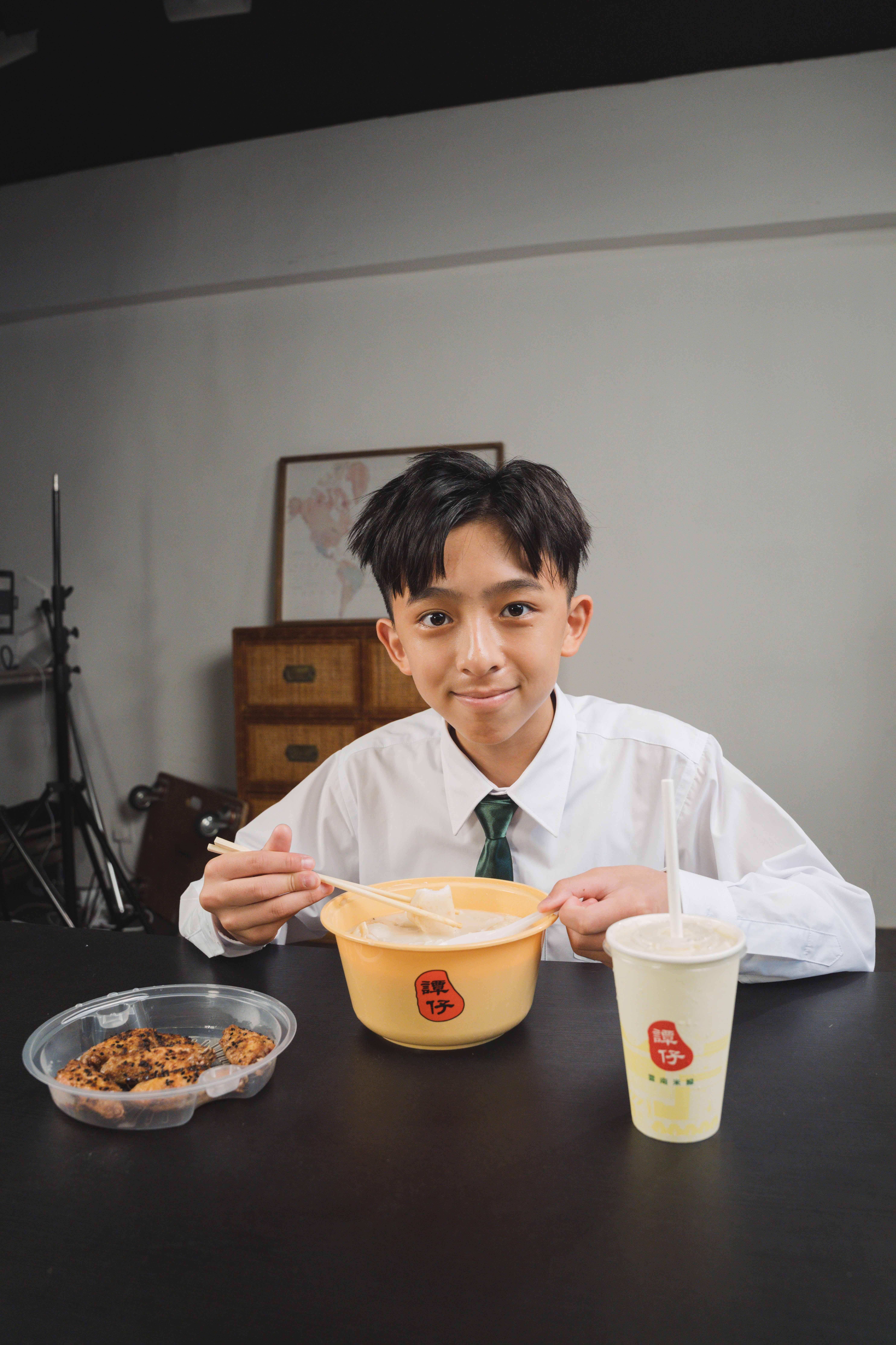 蔡施齊化身「兒登仔」朗誦拍米線廣告。