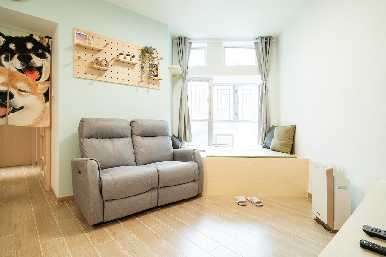 這個單位有較深的窗台,戶主在窗台上擺放了一張竹墊