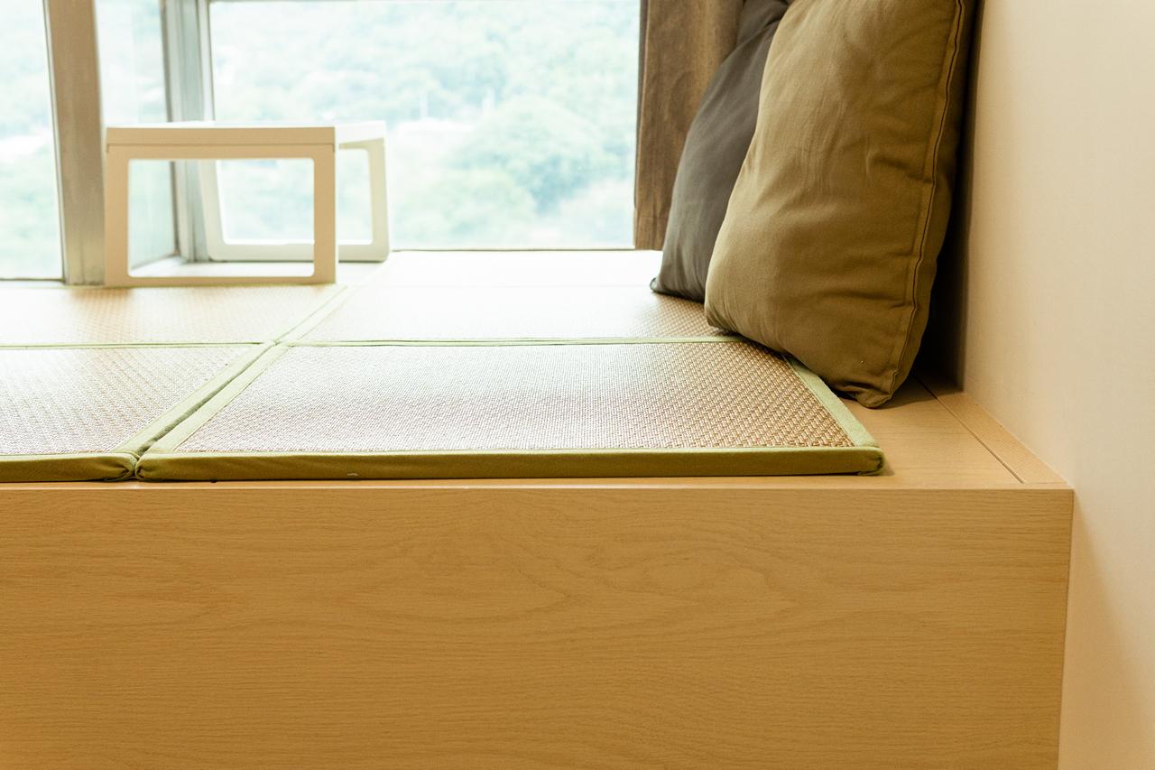 這個單位有較深的窗台,戶主在窗台上擺放了一張竹墊