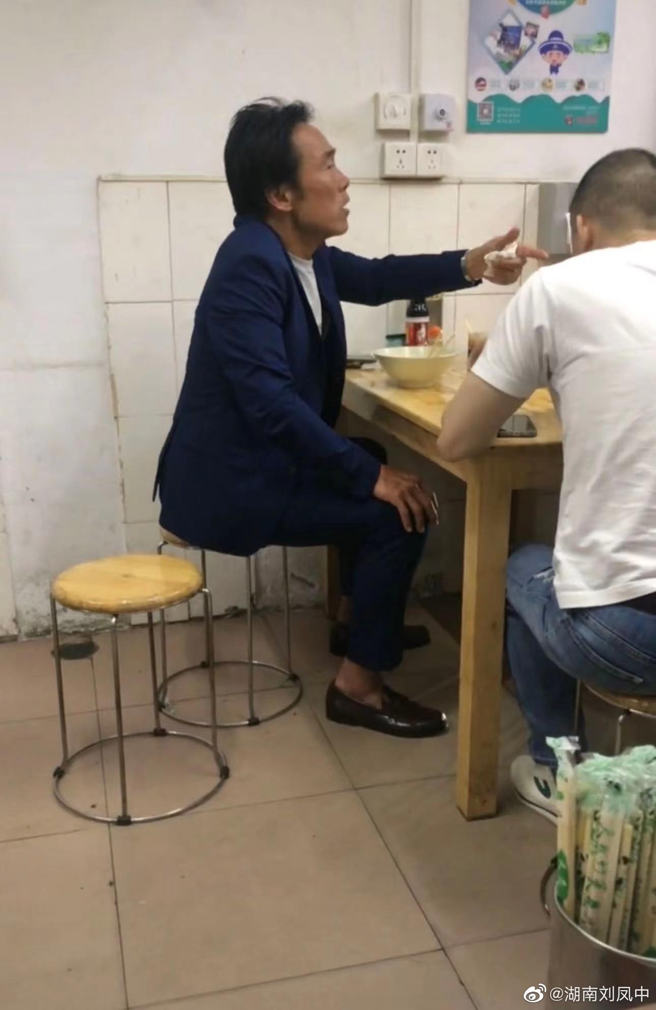 鄭浩南被網友拍到吃路邊攤。(微博)