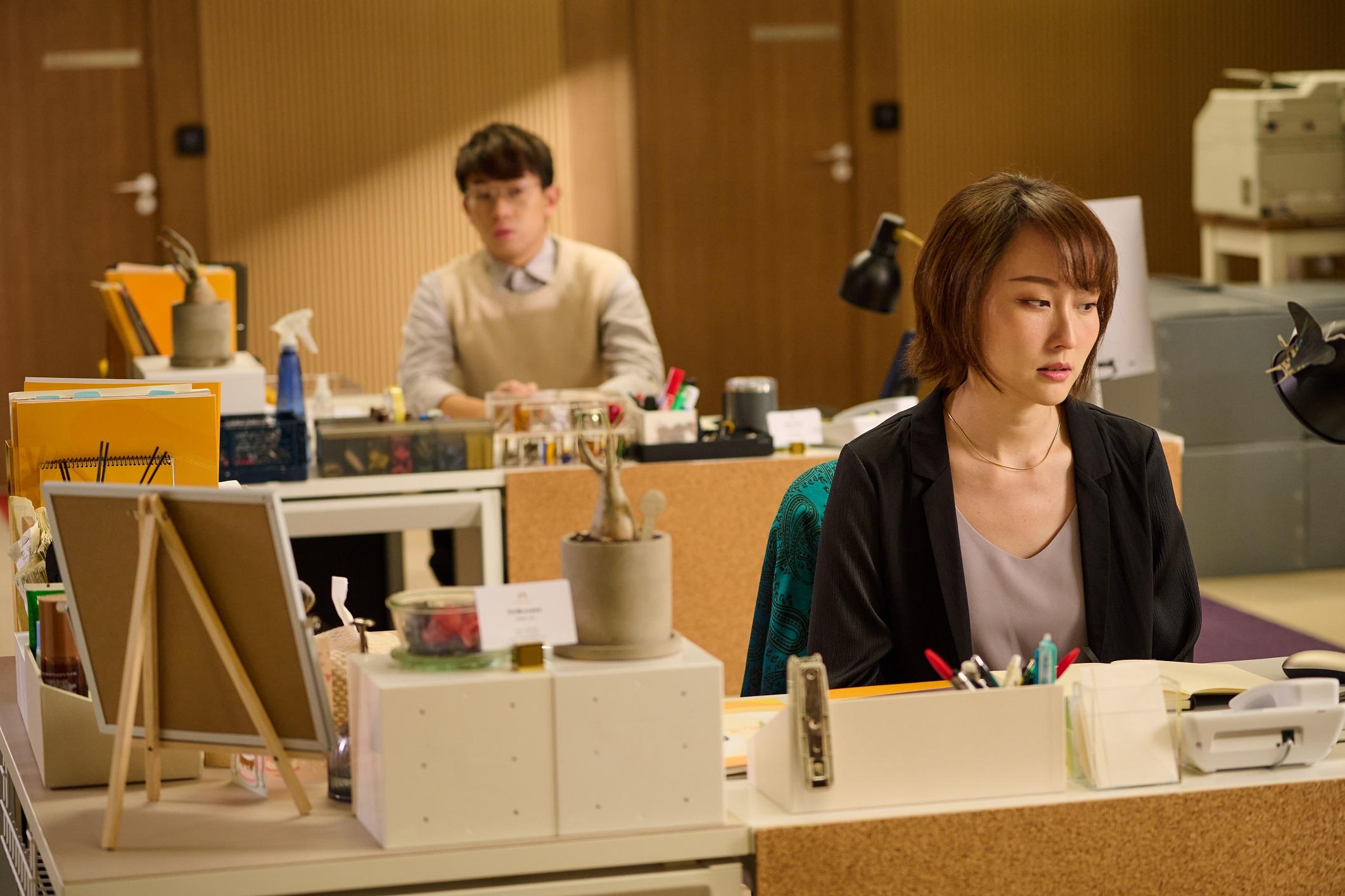 鍾信立 (岑珈其 飾) 和利永麗 Amber(李敏飾)發展虛擬關係。(《和解在後》劇照)