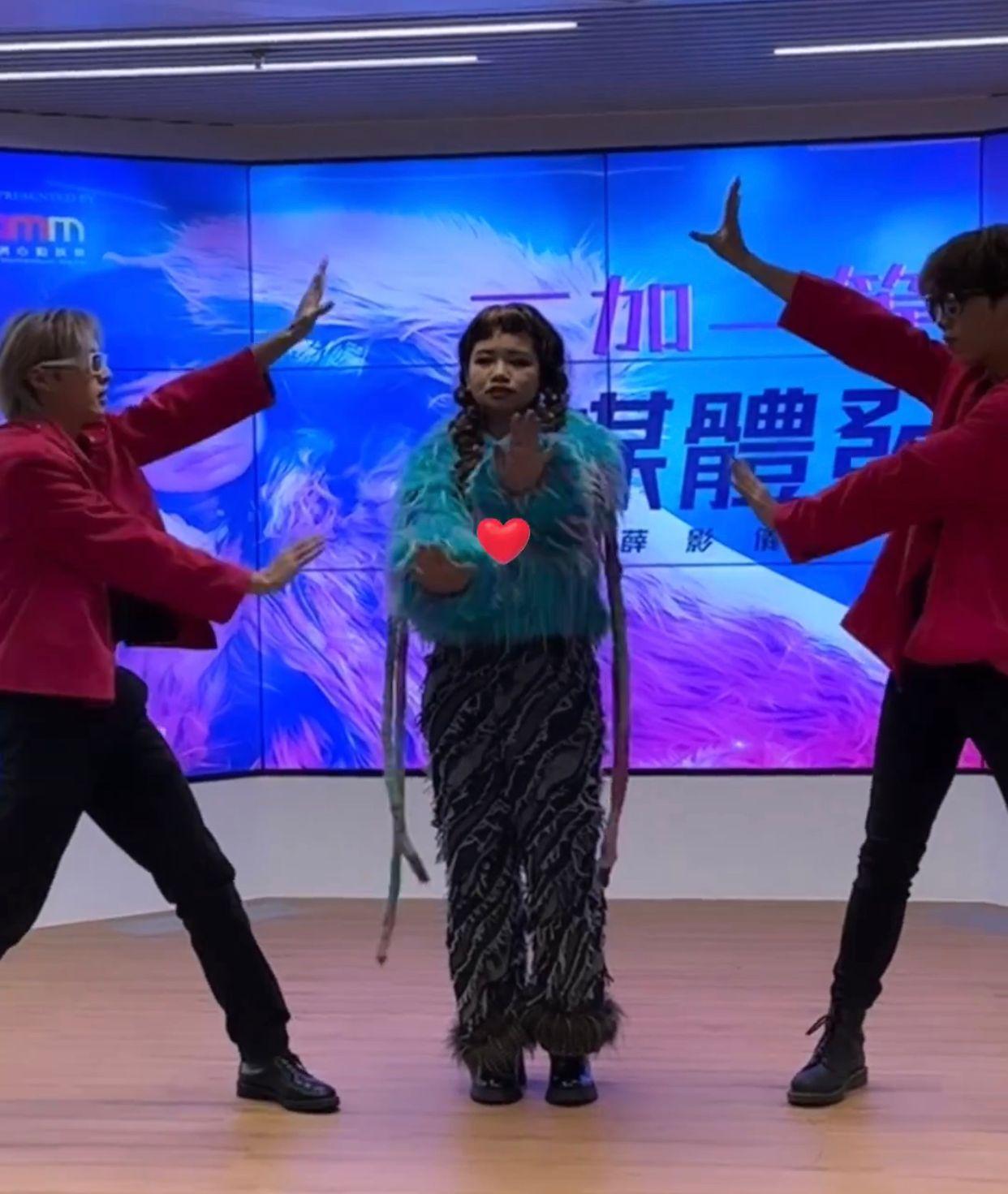 阿儀出席新歌發布會,由兩位舞蹈員陪同下「跳唱」新歌《一加一等於阿儀》。