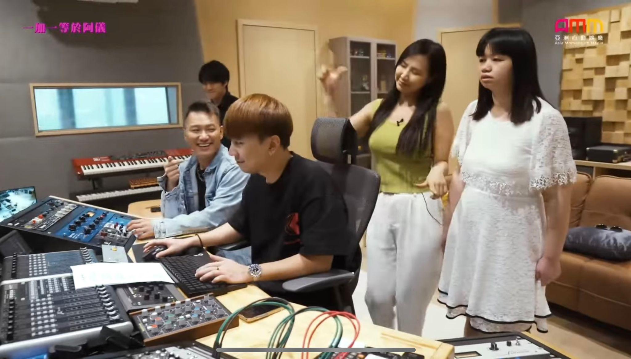 薛影儀隨經理人林寶玉現身馬來西亞的錄音室。
