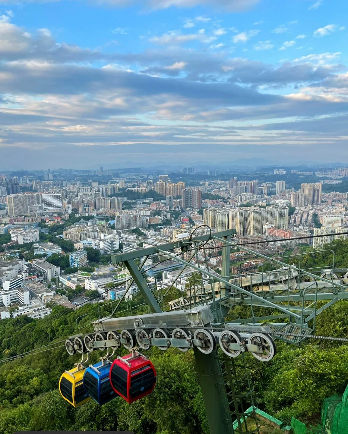 除了徒步登長城外,也可以乘坐纜車的,在纜車內遠眺深圳美景。 (圖片來源:我和鷄翅仔的成長故事@小紅書)