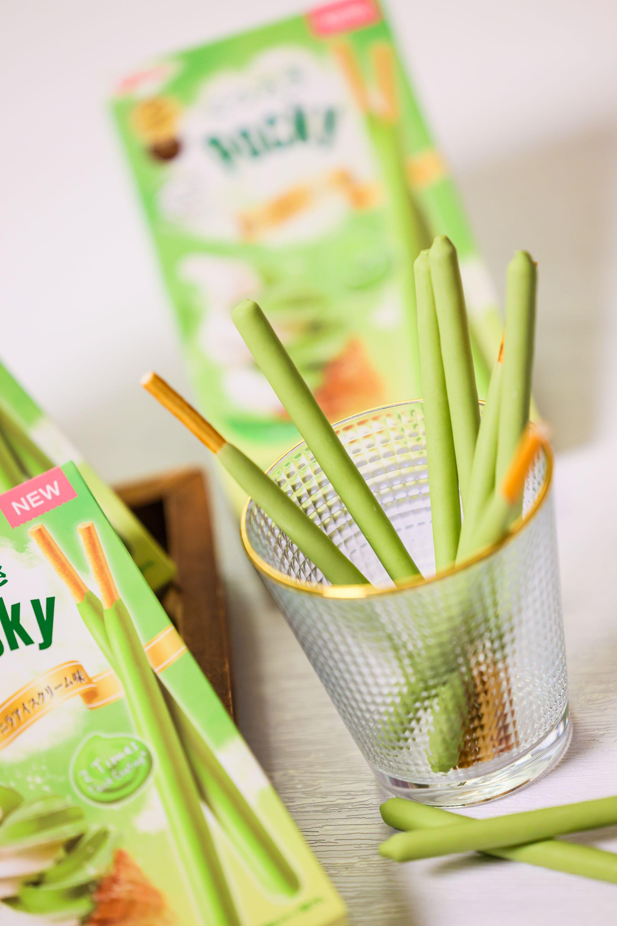 香脆的餅乾條融合濃醇抹茶與清新雲呢拿,兩種美味組合而成的朱古力為您帶來極致的誘惑享受