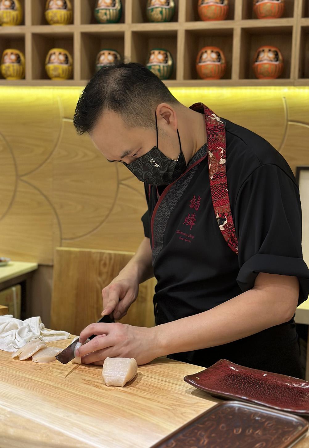 鮨燐行政總廚梁偉立師傅將平貝切片