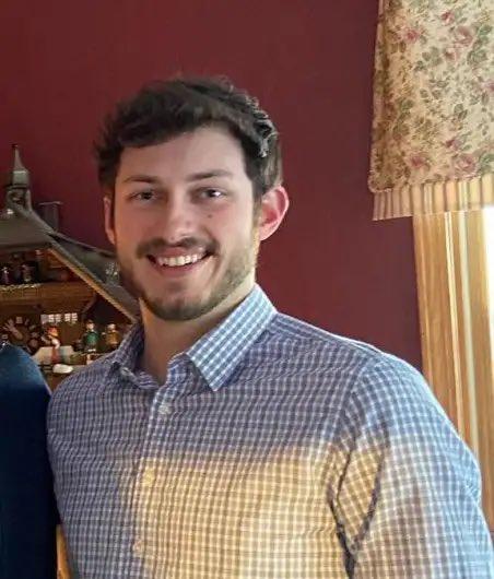 警方指,槍手是25歲白人男子Connor Sturgeon,是銀行的僱員。(Twitter)