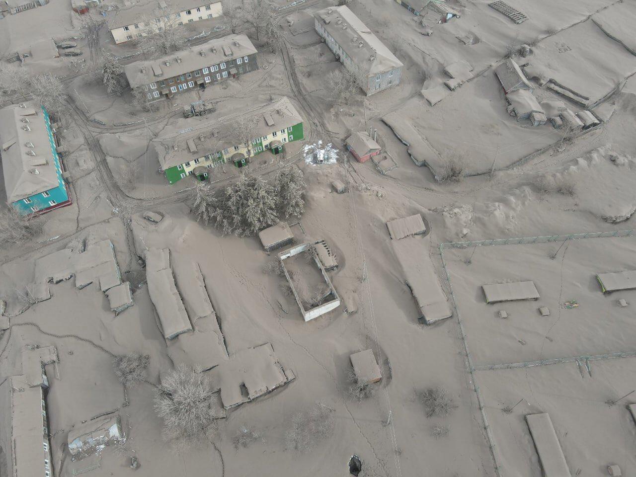 大量火山灰升至2萬米高空,並飄落至附近住宅區。(Twitter)