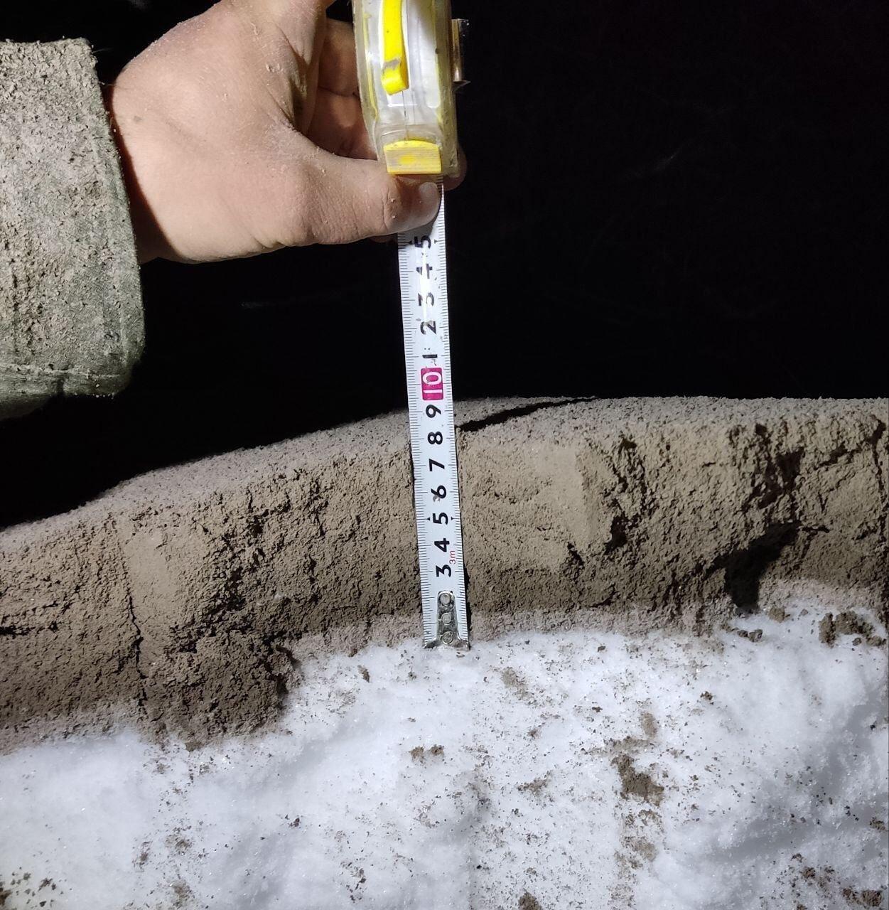 有當地居民表示,火山灰混雜積雪厚8至10厘米。(Twitter)