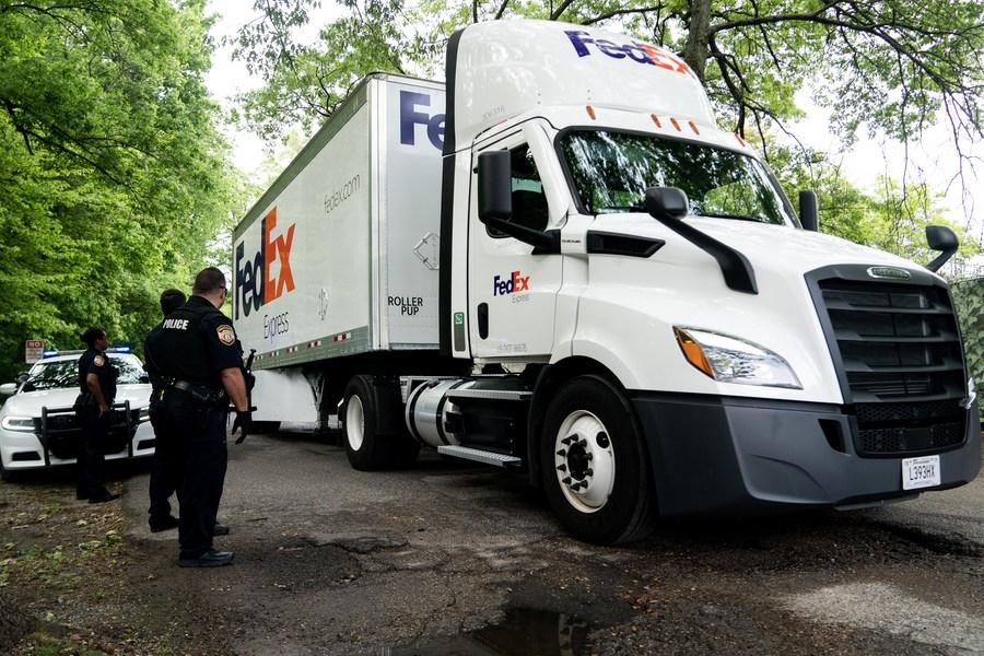 丫丫在當地星期三(26日)上午,由專車運載,離開動物園前往機場。(Twitter)