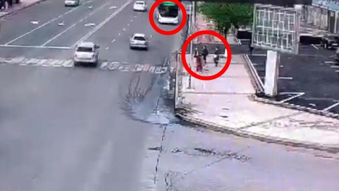 一輛巴士先越過對面行車線,逆線再剷上百貨公司「Metro」外的行人路上。(Twitter)