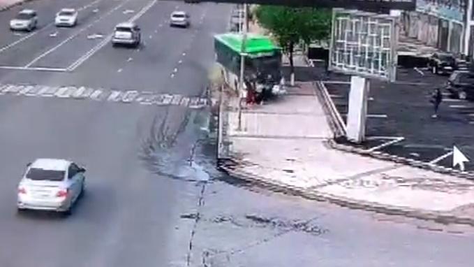 當時有6名路人正等候過路,正正被由斜路上滑下的巴士撞飛或被捲入車底。(Twitter)