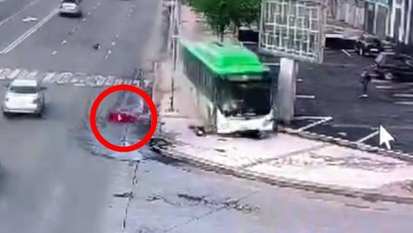 其中一人被撞飛到路上,其他人被撞倒輾過或被輾過。(Twitter)