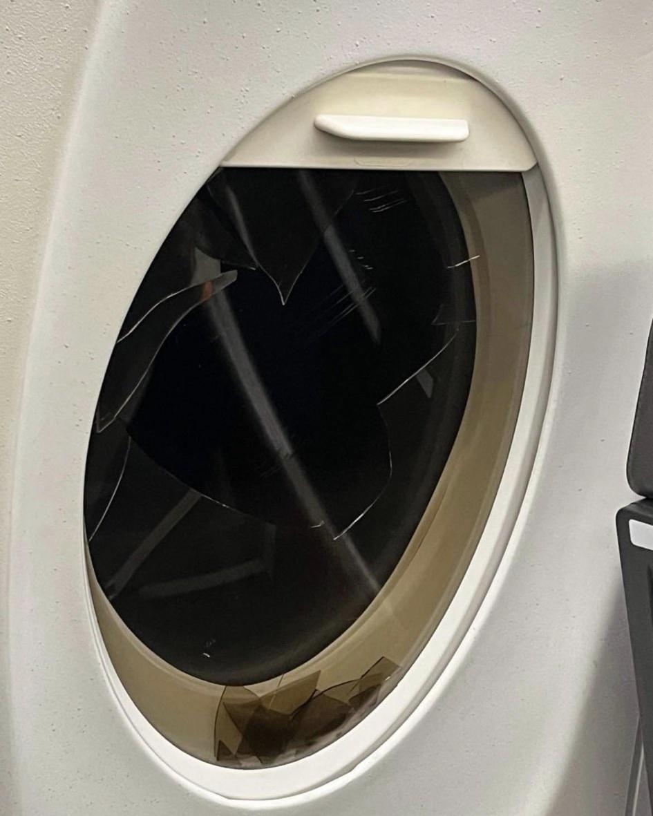 飛機再次起飛,詎料同一群乘客再生事端,大打出手,更打破機窗,導致客機第二度緊急降落。(YouTube)