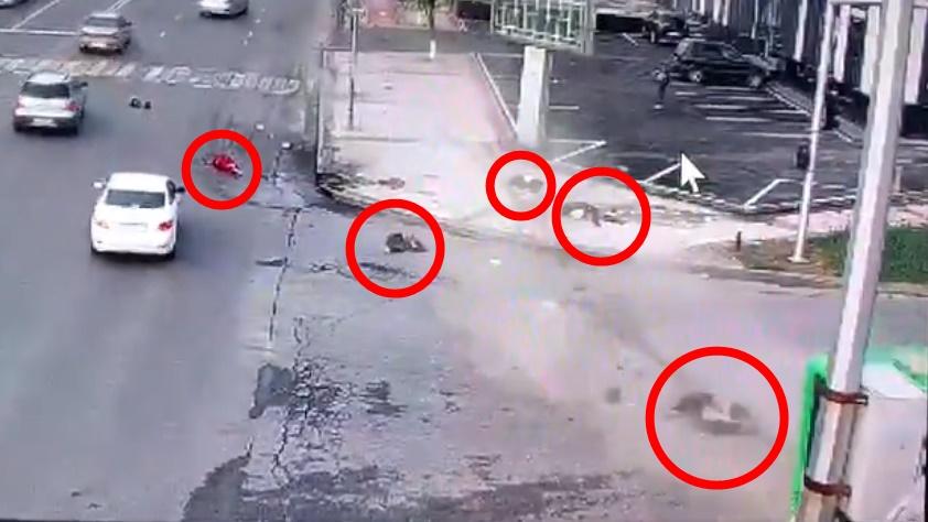 行人路遺下一條血路,死傷者被輾斷的斷肢或個人物品散落在地。(Twitter)