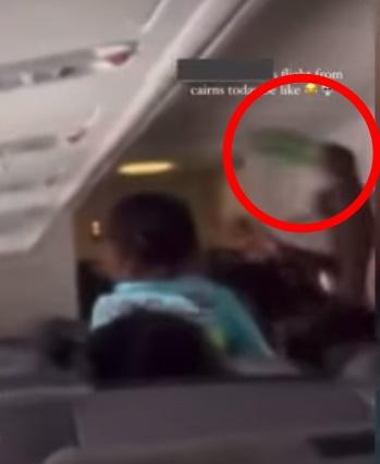 有人將玻璃樽高舉施襲,導致航班折返緊急降落昆士蘭機場。(YouTube)